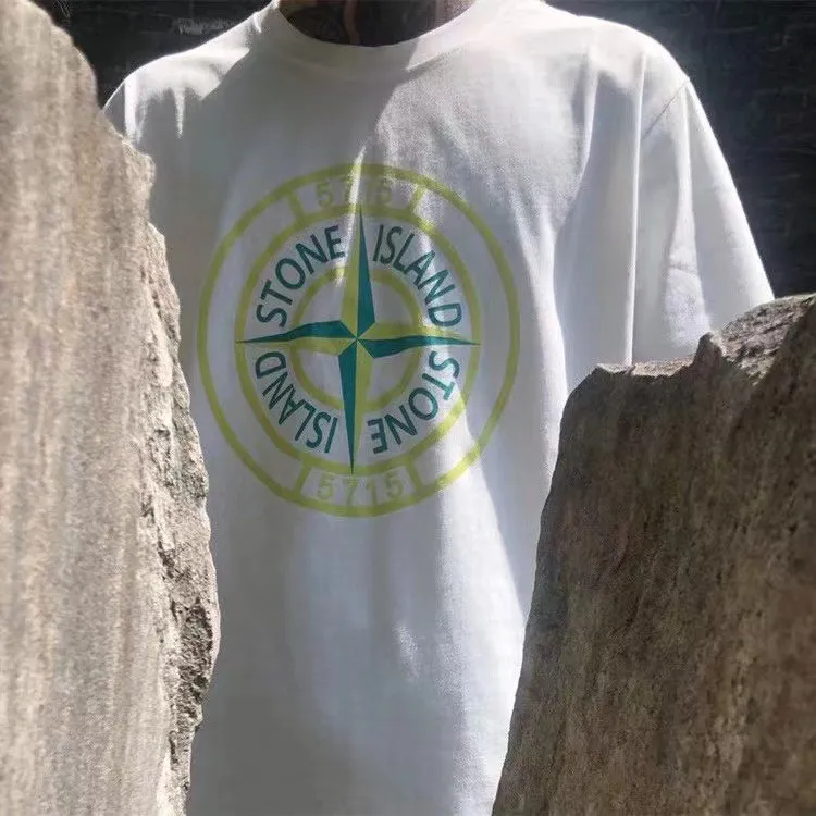 W631#P110💰 [Stone lsland/Stone Island summer new compass 5715 printed pattern short-sleeved T-shirt] ⚠️[Original creation with high control of details] - Made of 260 grams of combed cotton 32 count double yarn, soft and comfortable to the touch, sweat-absorbent and breathable. - Simple basic and versatile style, original quality, the first choice for couples. - Made in a large factory, four needles and five threads on the shoulder, neatly arranged, high quality workmanship. - Same style for men and women. Very versatile, one piece for everyone, details are clearly visible. Color: Black White Size: M L